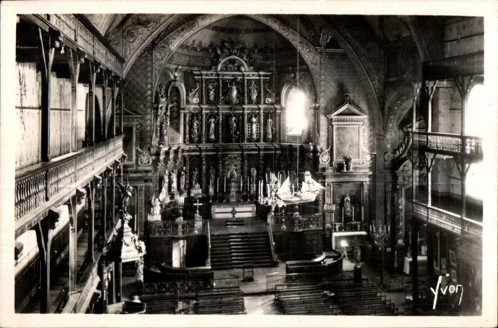 St-Jean-de-Luz (Basses-Pyrénées) — Interior de la iglesia — Yvion