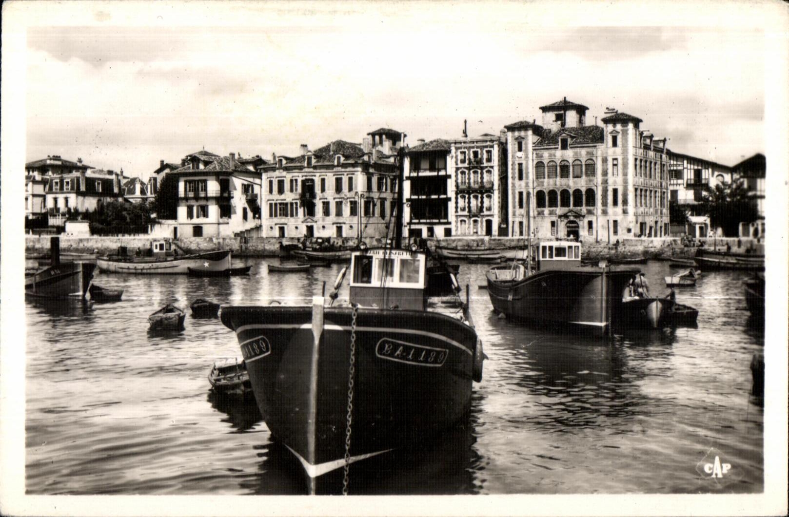 Port de Saint-Jean-de-Luz — vue des bateaux et des bâtiments — éditeur CAP
