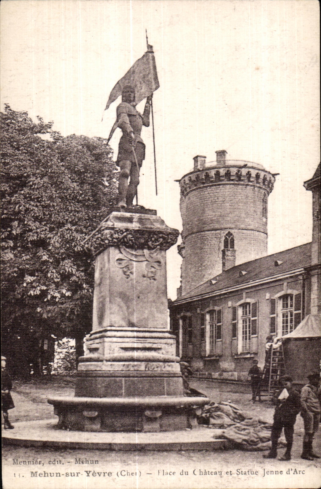 Mehun-sur-Yèvre — Place du Château et Statue Jeanne d'Arc — Menniér, édit. n° 11