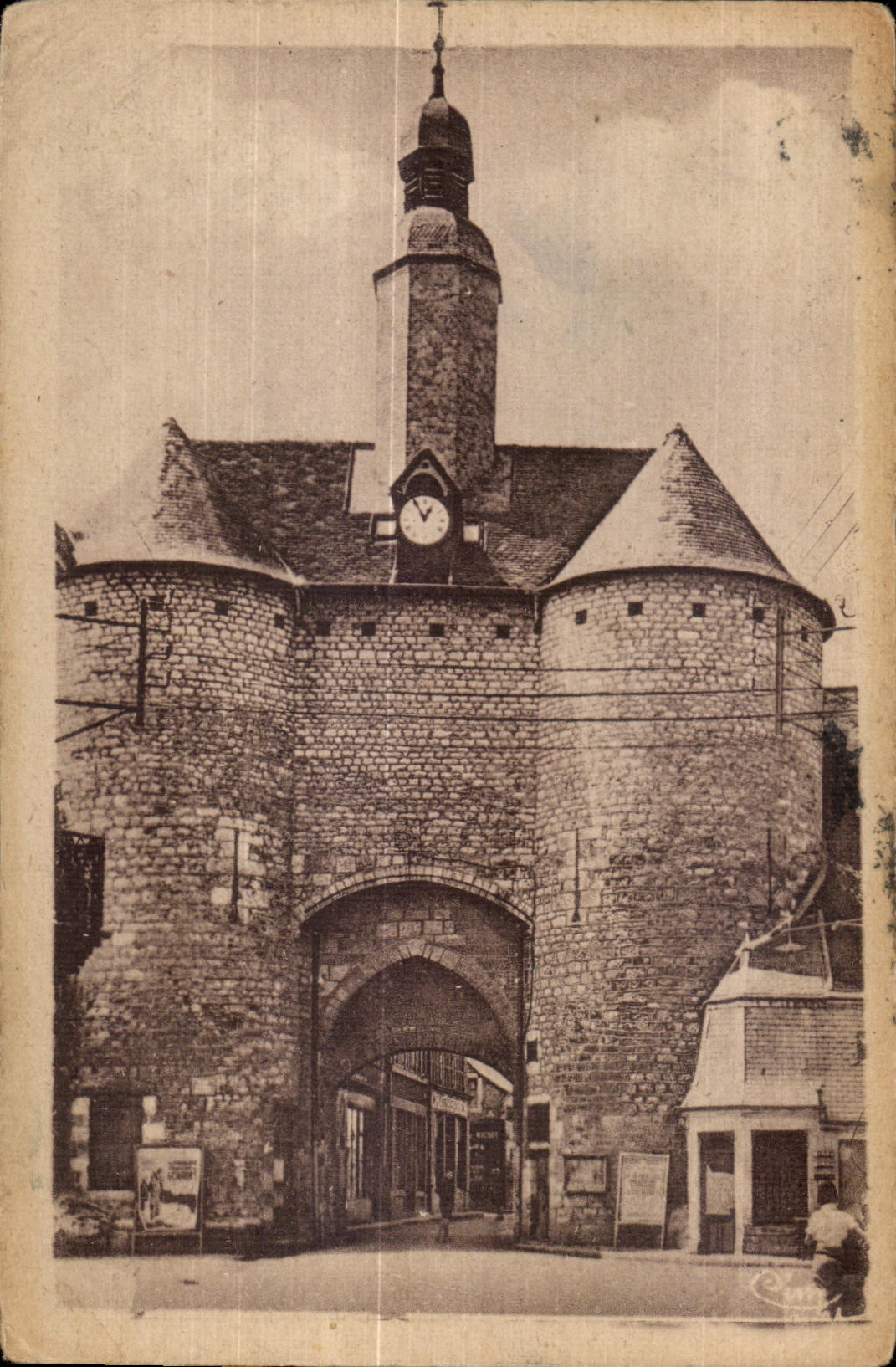 Mehun-sur-Yèvre (Cher) — Porte de la Ville - L'Horloge — éditeur C. C. (sous-titré 'C. C. MEHUN-SUR-YÈVRE')