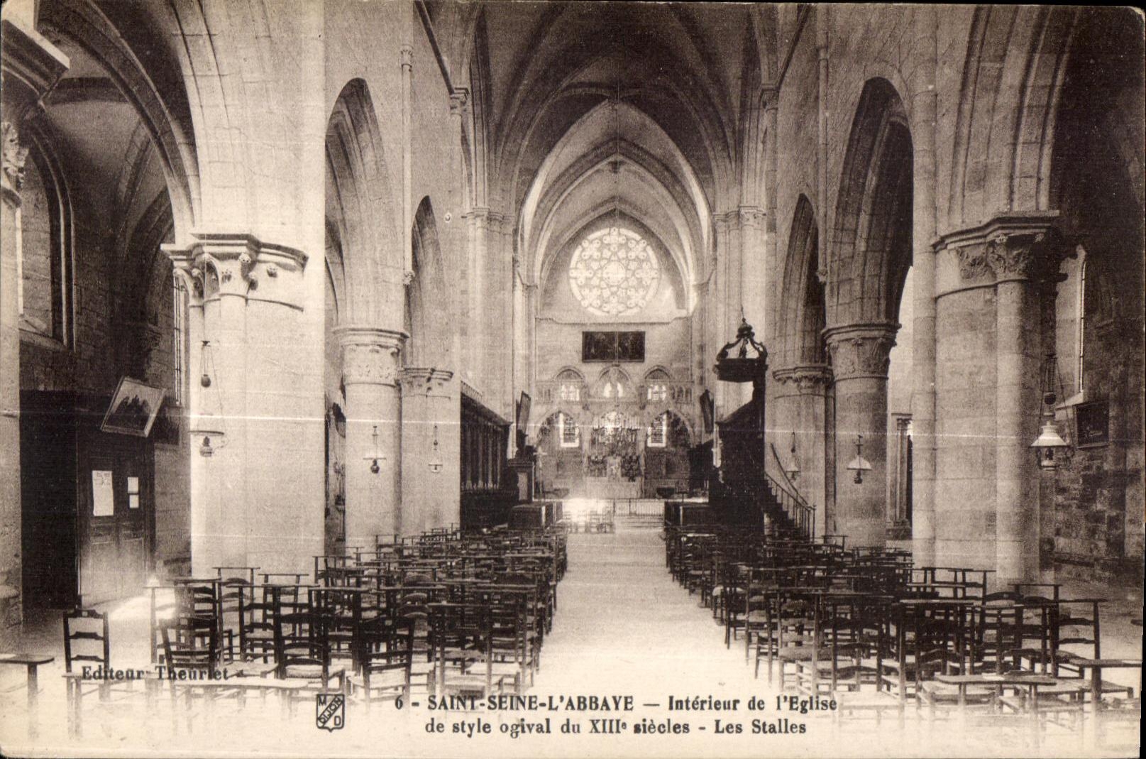 Saint-Seine-l'Abbaye — Intérieur de l'Église de style ogival du XIIIe siècle — Les Stalles