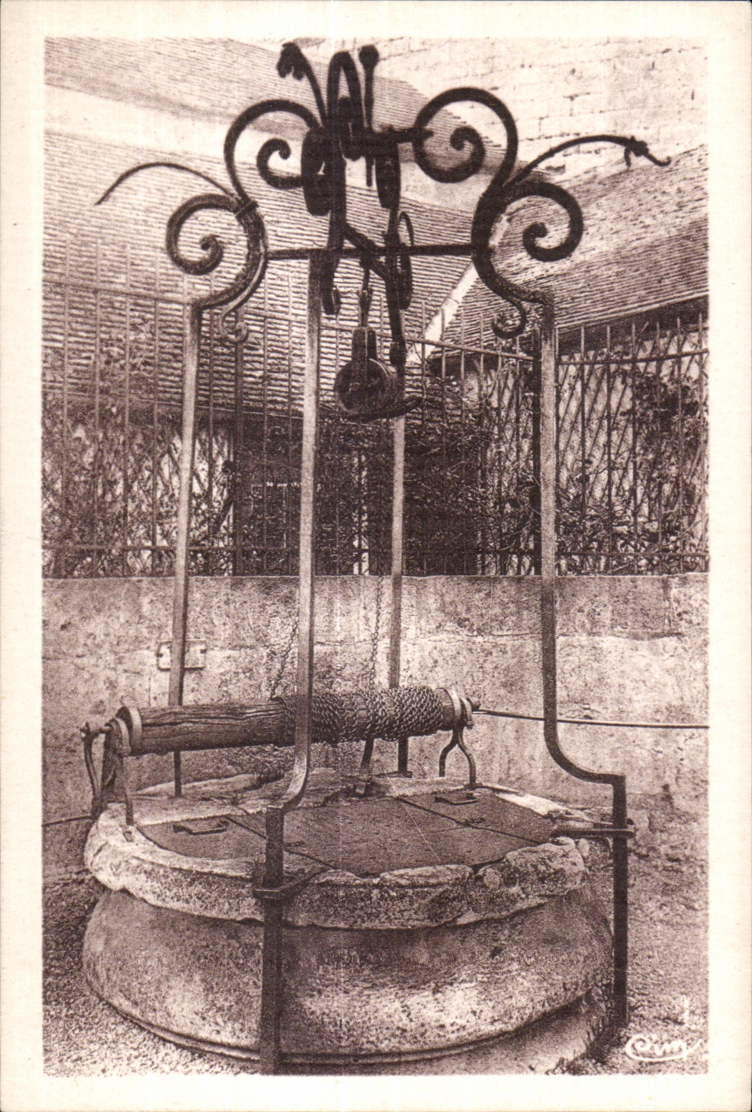 CPA Semur en Auxois (C -d Or) Le Vieux Puits