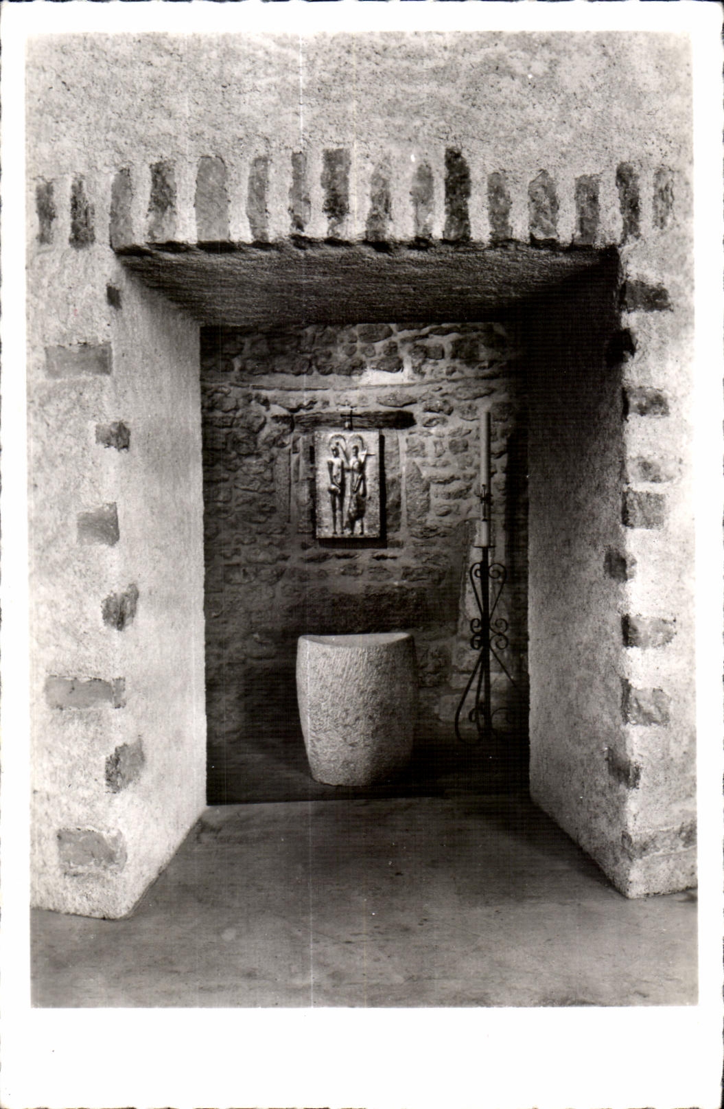 Manlay (Côte d'Or) — L'église fortifiée du XIVe s. — Le baptistère — J. Le Marigny, éditeur