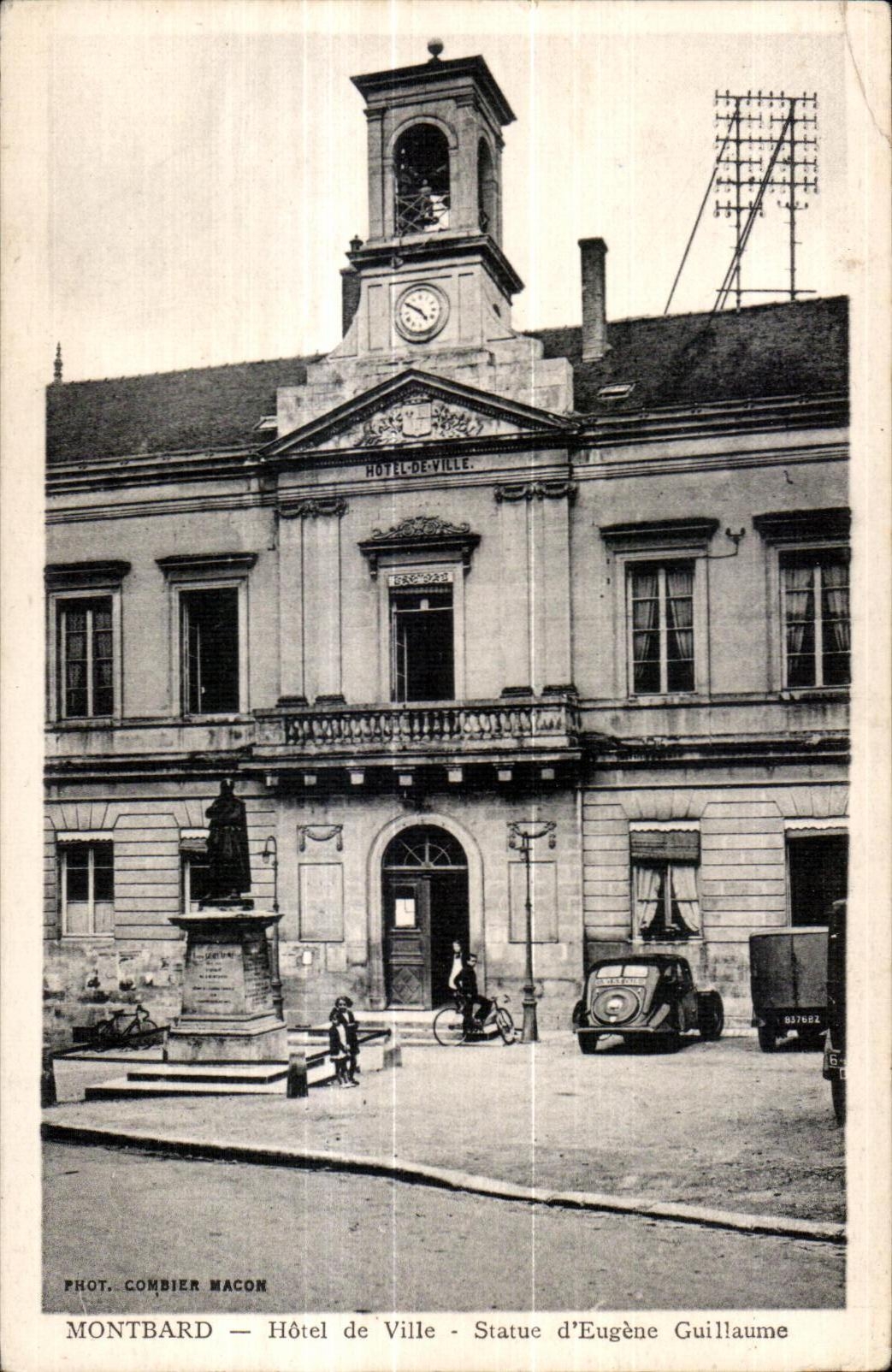 CPA Montbard Hotel de Ville Statue d Eugene Guillaume