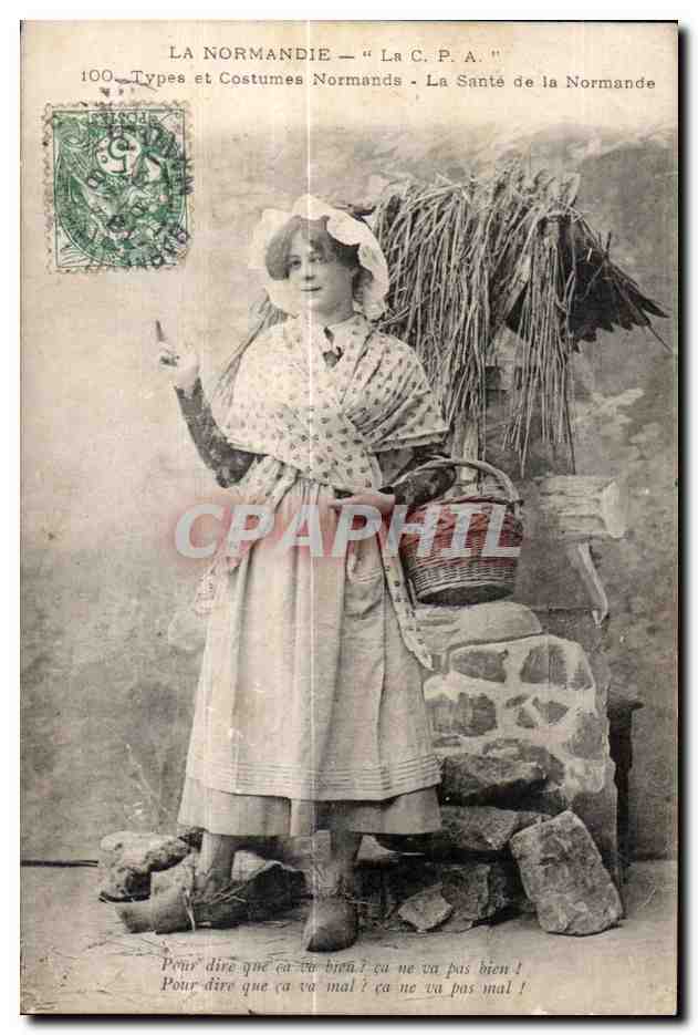 CPA La Normandie La C P A Types et Costumes Normands La Sante de la Normande Folklore 