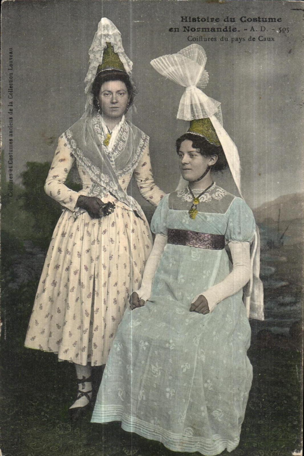 Deux femmes en costumes traditionnels du pays de Caux — Histoire du Costume en Normandie — A.D. - 505