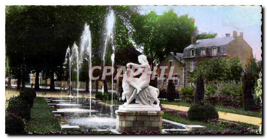 Fontaine avec statue de femme et lion — Jardin public — Éditeur non identifié