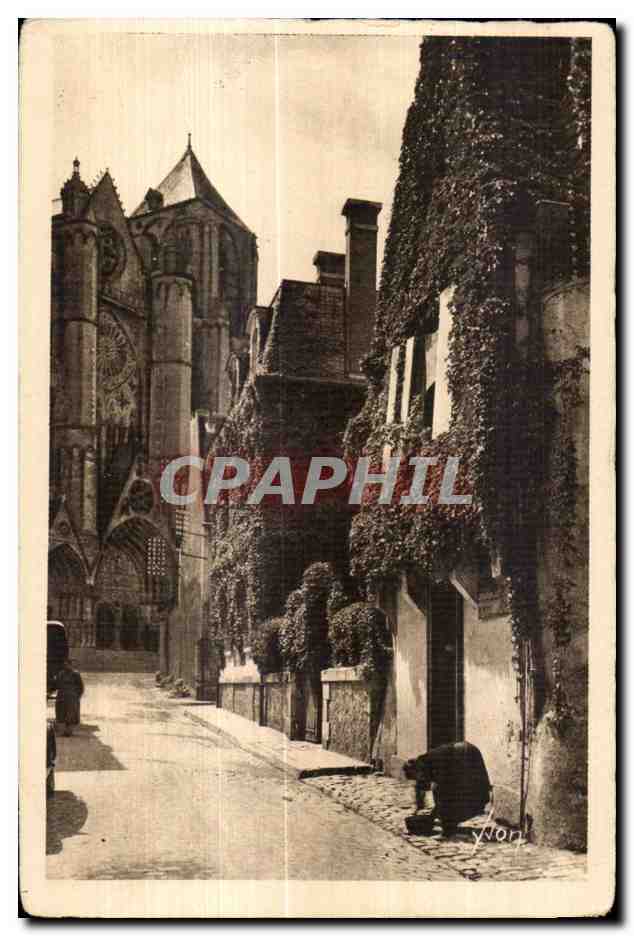 CPA Bourges (Cher) vieille rue dans le fond la cathedrale