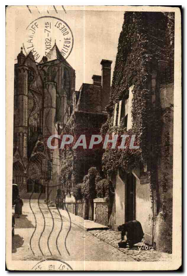 CPA Bourges (Cher) vieille rue dans le fond la cathedrale