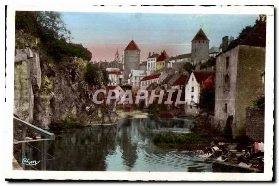 Vue de la ville de Tallinn — tours et rive — éditeur CPAPHIL, n° de série non visible