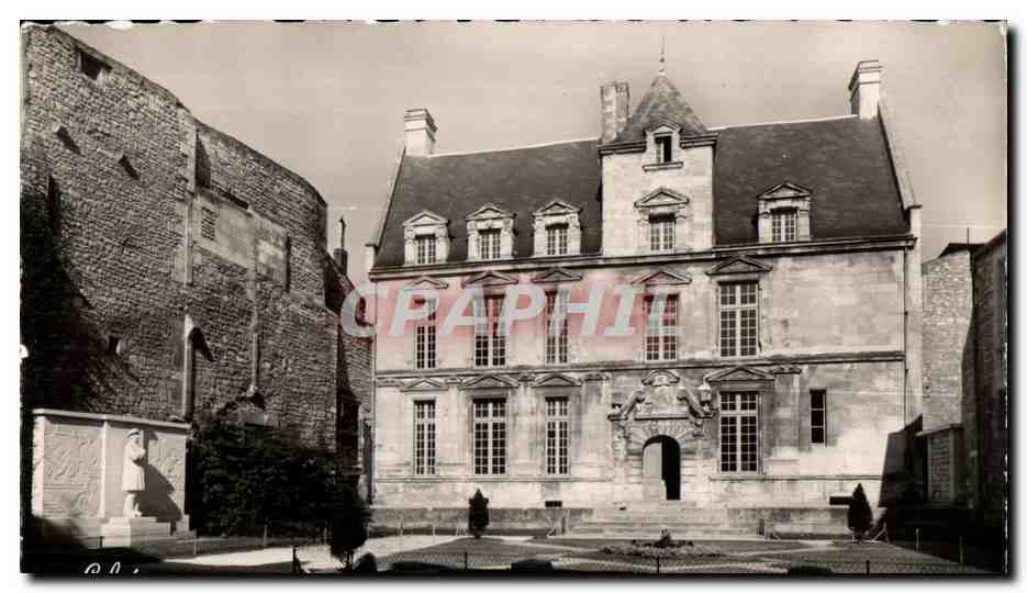 CPSM Saintes (Charente Maritime) Monument de Goulbeneze et la Maison Renaissanee