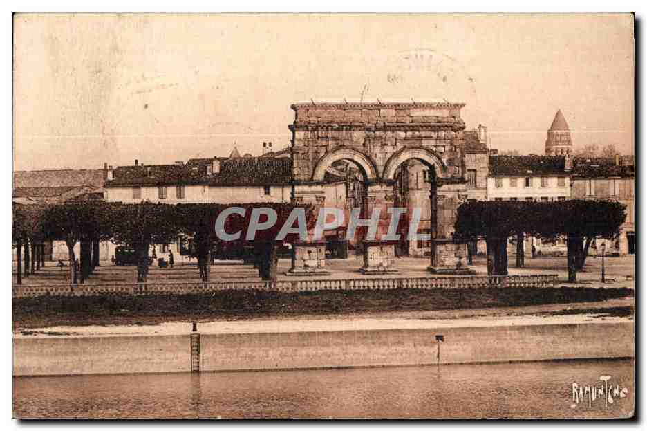 CPA Saintes Arc de triomphe de Germanicus L entablement porte des inscriptiens mutilees qui consa craient le monument 