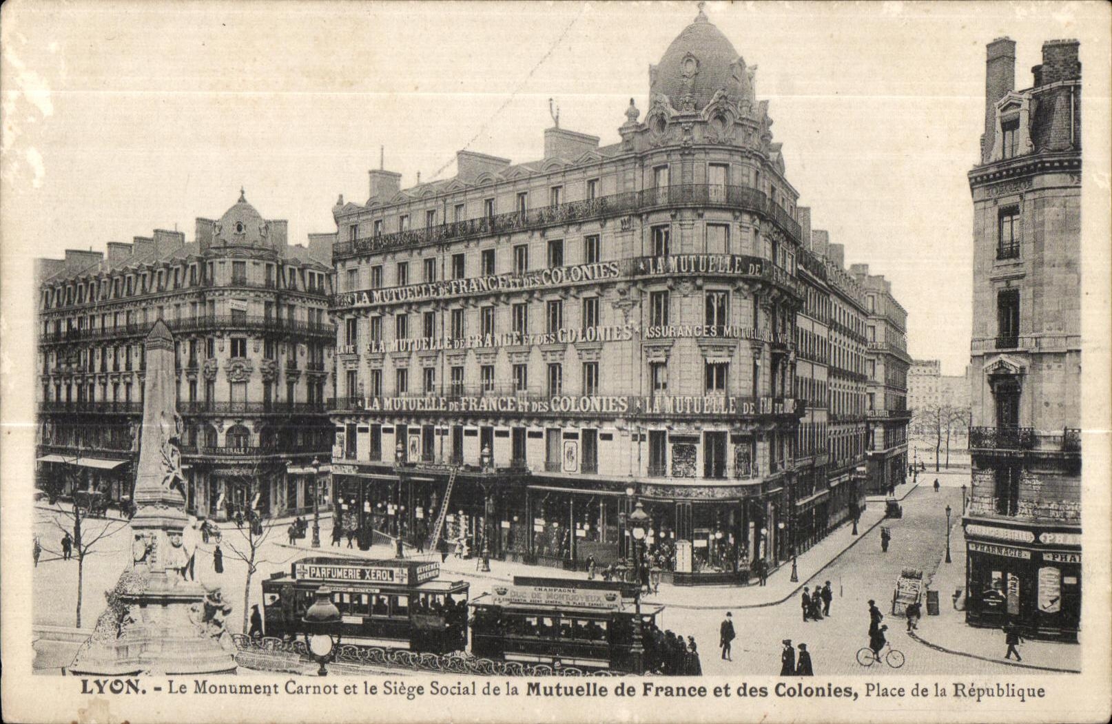 CPA Lyon Le Monument Carnot et le Siege Social de la Mutuelle de France et des