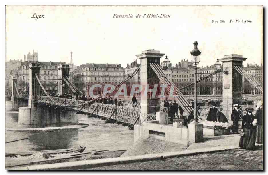CPA Lyon Passerelle de L Hotel Dieu