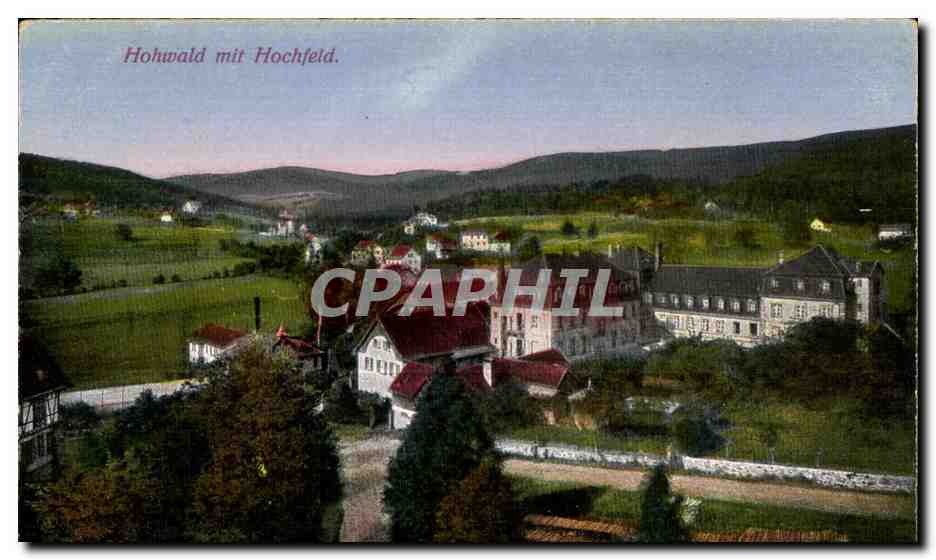 Hohwald mit Hochfeld — vue panoramique d'un village et d'un grand bâtiment dans les collines