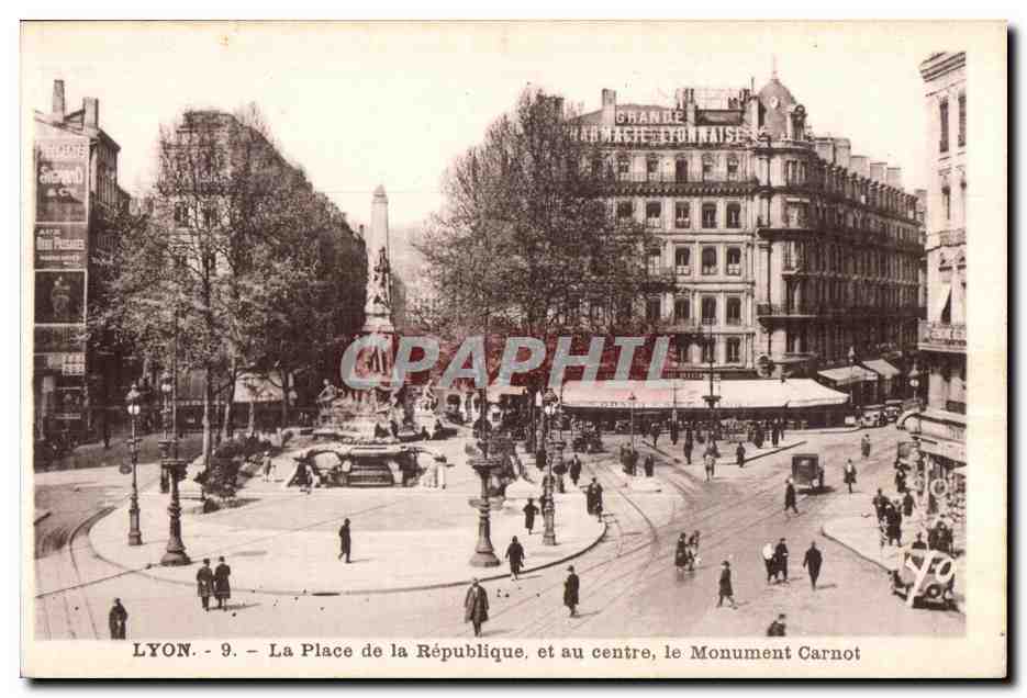 CPA Lyon La Place de la Republique et au centre le Monument Carnot
