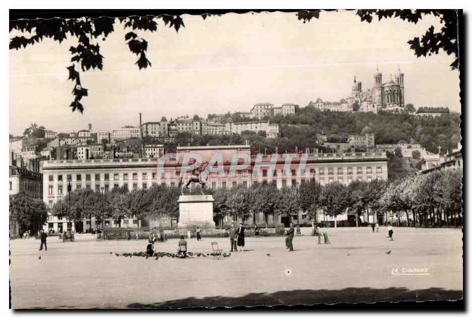 CPA Lyon (Rhone) Place Bellecour et Coteau de Fourviere