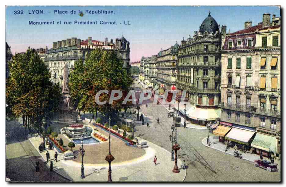 Lyon — Place de la République, Monument et rue Président Carnot — LL