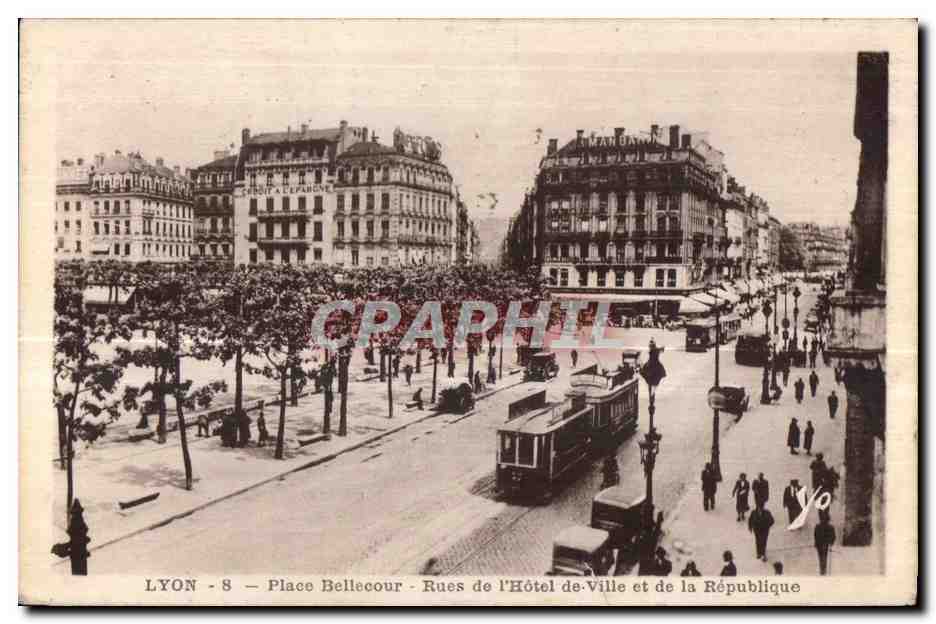 CPA Lyon Place Bellecour Rues de I Hotel de Ville et de la Republique