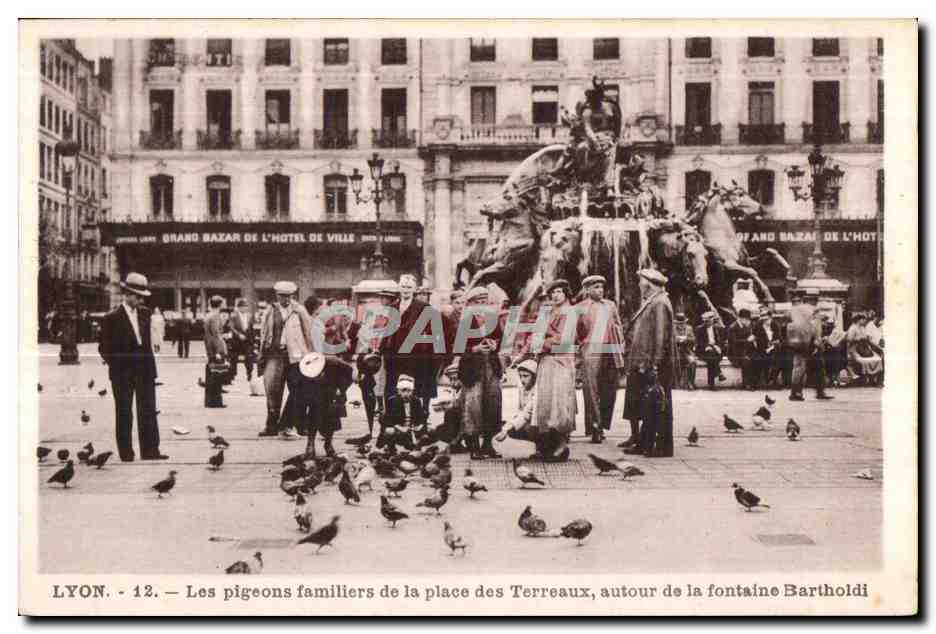 CPA Lyon Les pigeons familiers de la place des Terreaux autour de la fontaine Bartholdi