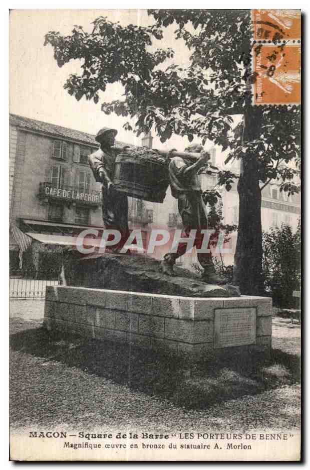 CPA Macon Square de la Barre Les Porteurs De Benne Magnifique oeuvre en bronze du statuaire A Morlon