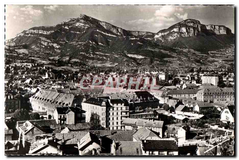 Vue aérienne de Grenoble — montagnes en arrière-plan — éditeur Janssot