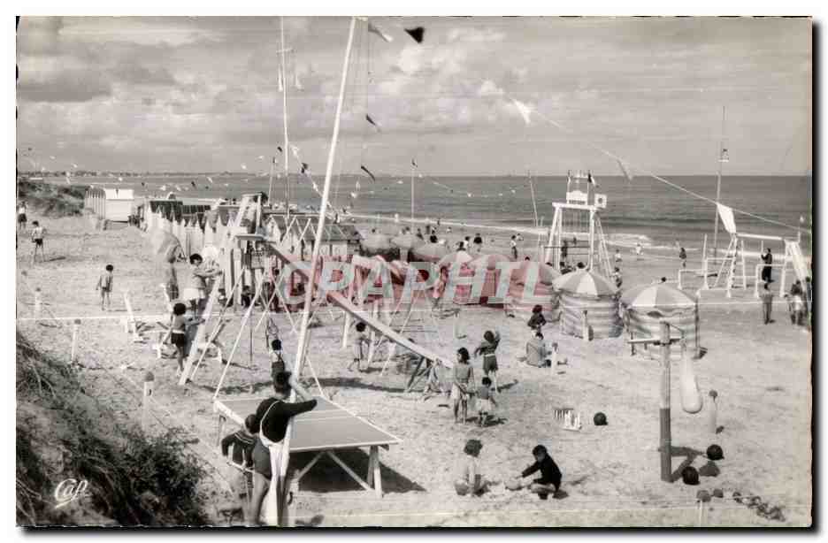 Plage animée — jeux et baigneurs — éditeur C.P. (C.P. Paris)