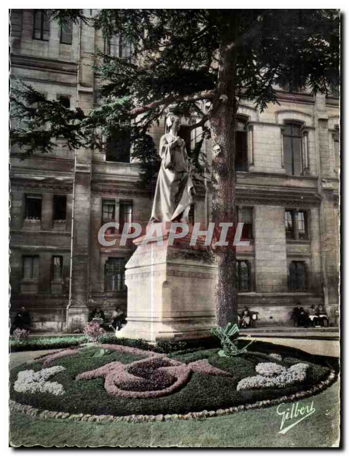 Statue der Jungfrau Maria — ornierter Garten — Gilbert