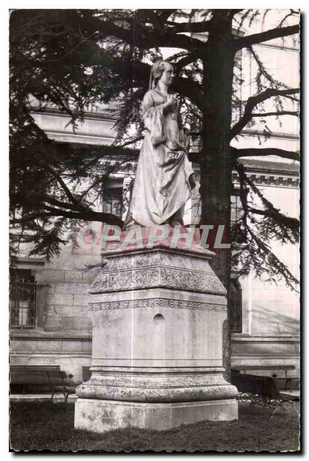 Statue de la Vierge à l'Enfant — place publique — éditeur inconnu, n° de série non visible