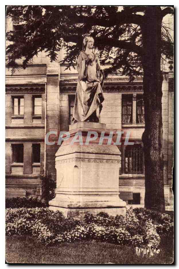 CPA Angouleme VJardin de l Hotel de Ville Statue en marbre de Marguerite d Angouleme soeur de Francois The Town Hall 