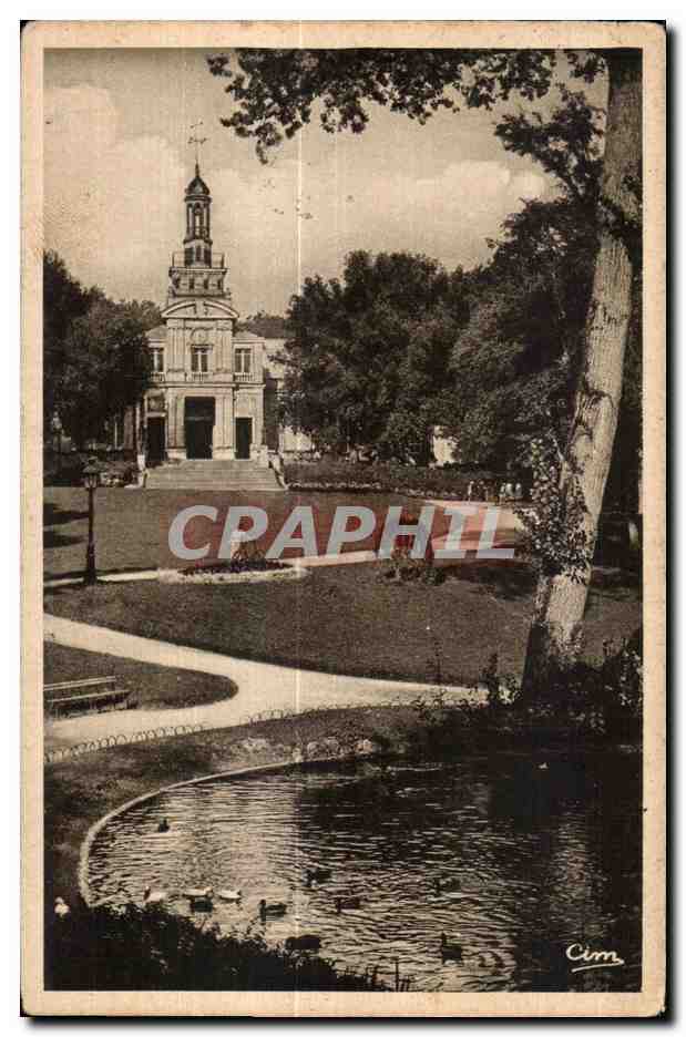 CPA Cognac (Charente) Jardin et Hotel de Ville