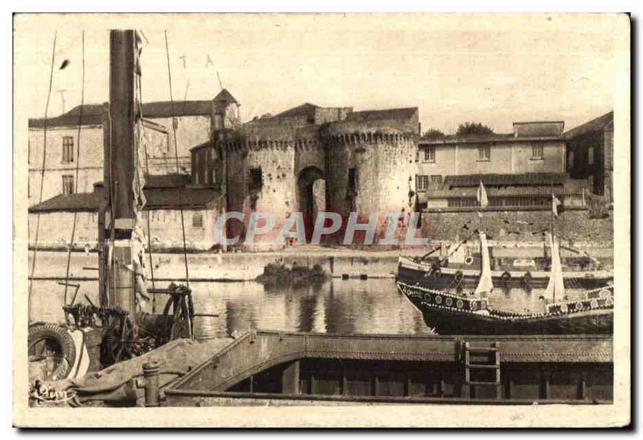 CPA Cognac (Charente) Quais de la Charente et Porte du Chateau Francois I er