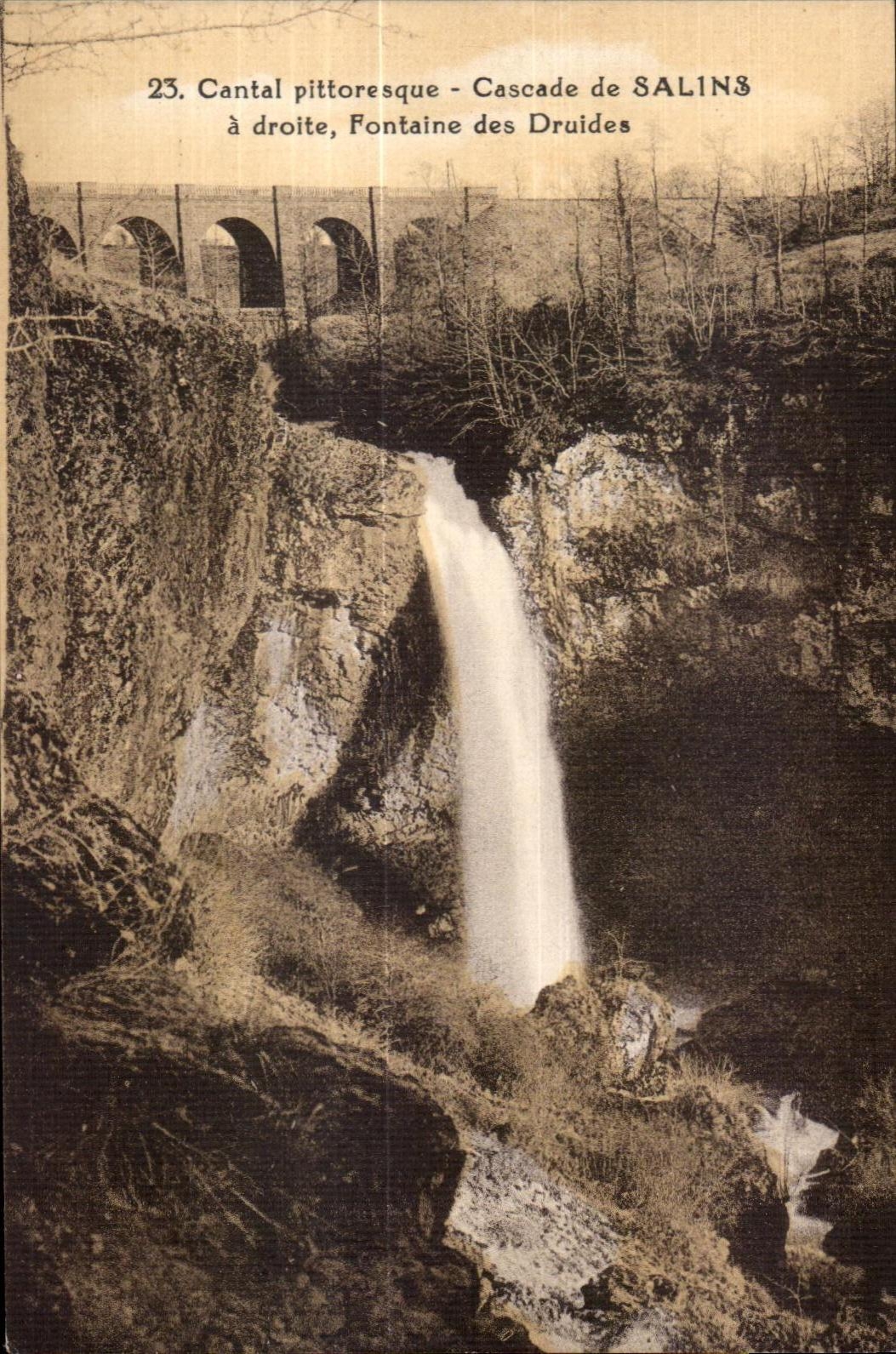 CPA Cantal Pittoresque Cascade de salins a droite Fontaine des Druides
