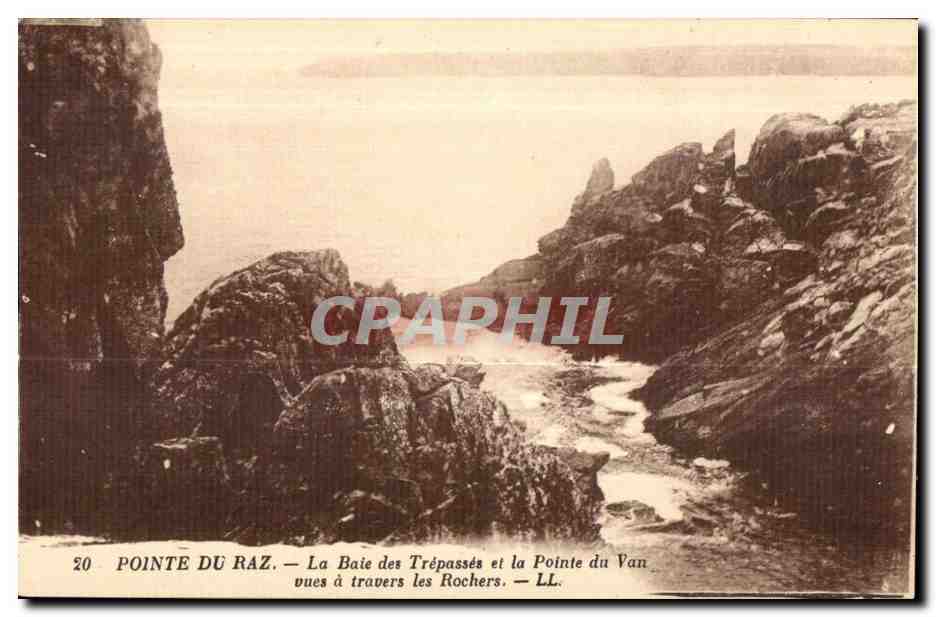 Pointe du Raz — La Baie des Trépassés et la Pointe du Van vues à travers les Rochers — LL