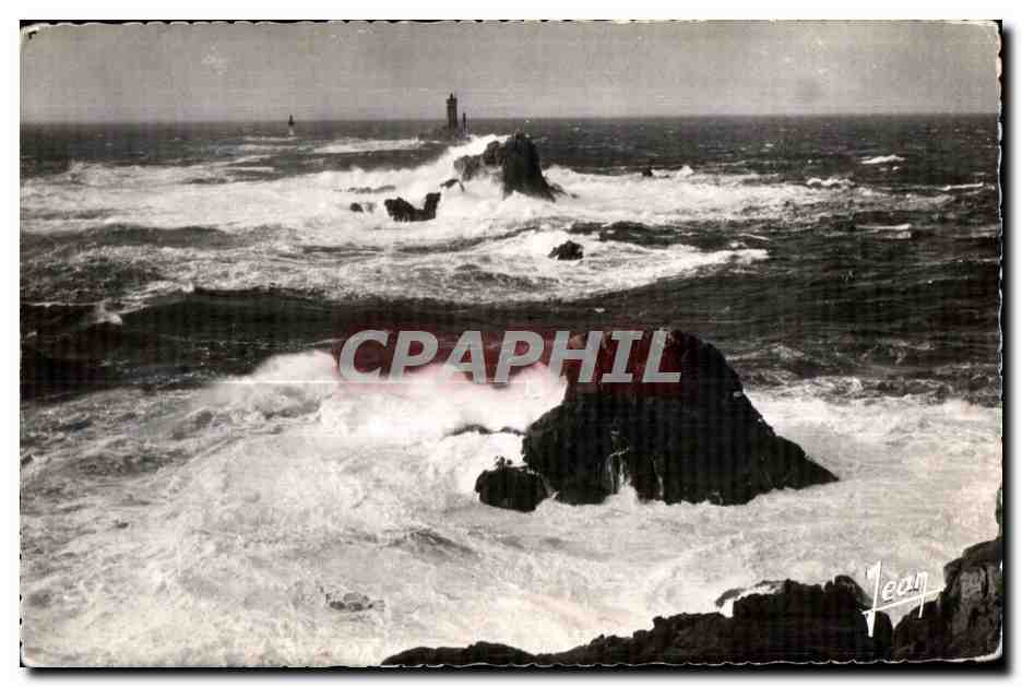 CPA La Bretagne La Pointe Du Raz (Finistere) Phare de la Vieille Tempete sur le Raz de Sein
