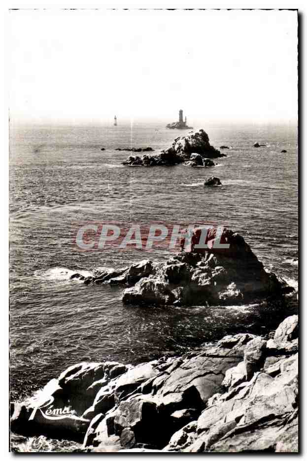 CPA La Pointe Du Raz (Finistere) Le Phare de la Vieille Au fond I lle de Sein
