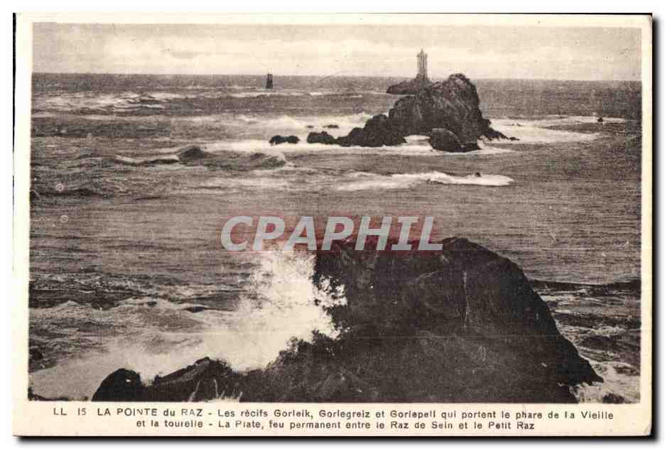 CPA La Pointe Du Raz Le recifs Gorleik Gorlegeriz et Goripell qul portent le phare de la Vieille et la tourelle La Plate