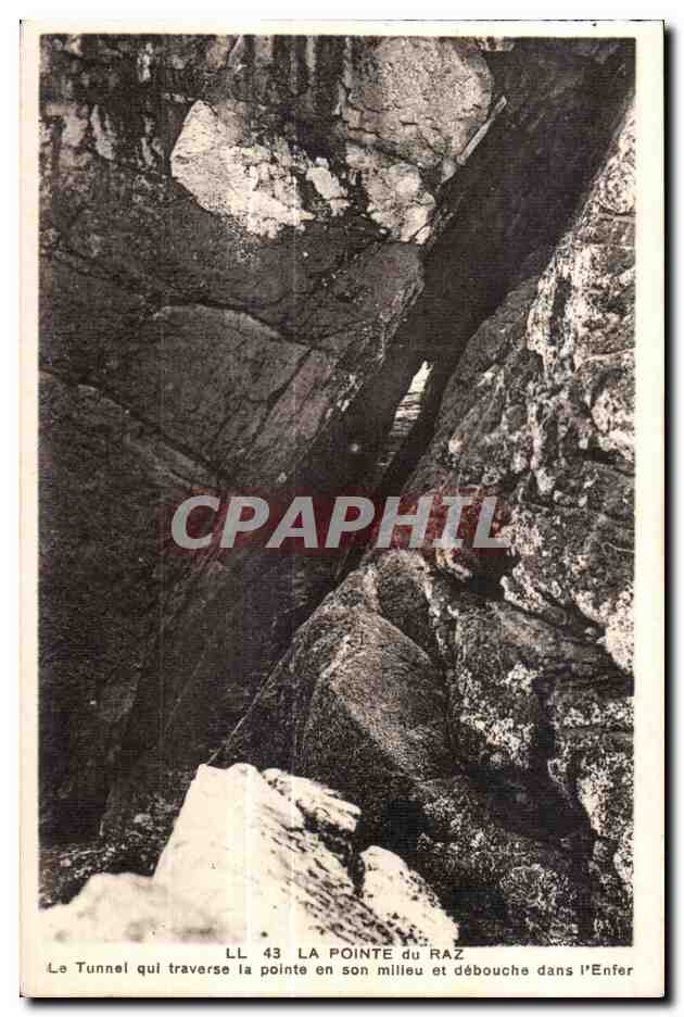 CPA La Pointe du Raz Le Tunnel qul traverse la Pointe en Son Milleu et debouche dans I Enfer