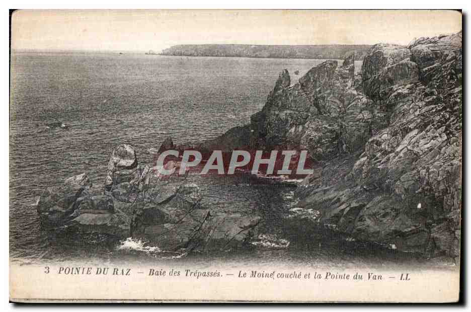 CPA La Pointe du Raz Baie des Trepasses Le Moine Couche et la Pointe du Van