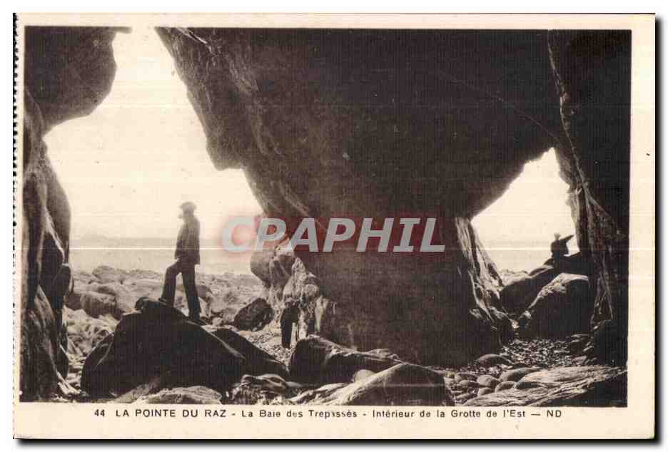 CPA La Pointe du Raz La Baie des Trepasses Interieur de la Grotte de I Est ND