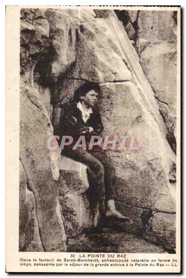 CPA La Pointe du Raz Dans le fautuil de Sarah Bernhardt infractuosite naturelle en forme de siege consagree par le sejou