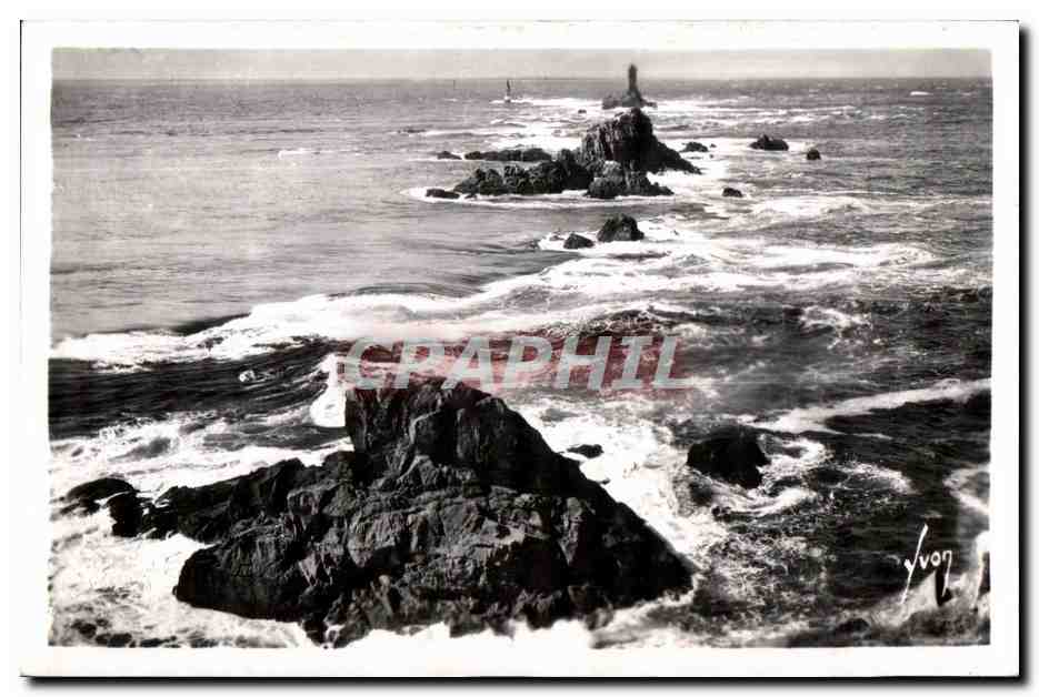 CPA La Pointe du Raz Rochers Prolongent l eperon du Raz