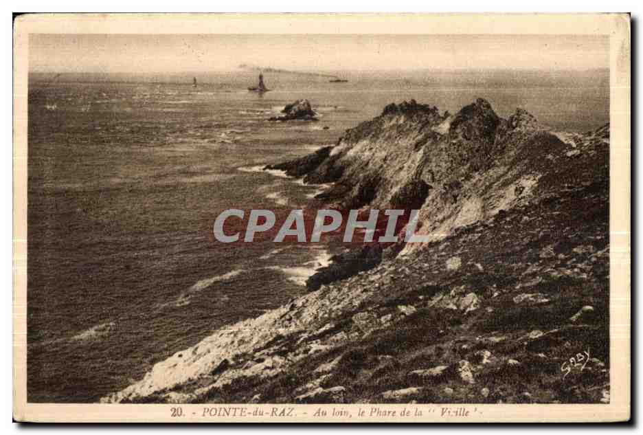 PA Pointe Du Raz Au loin le Phare de la Vizille