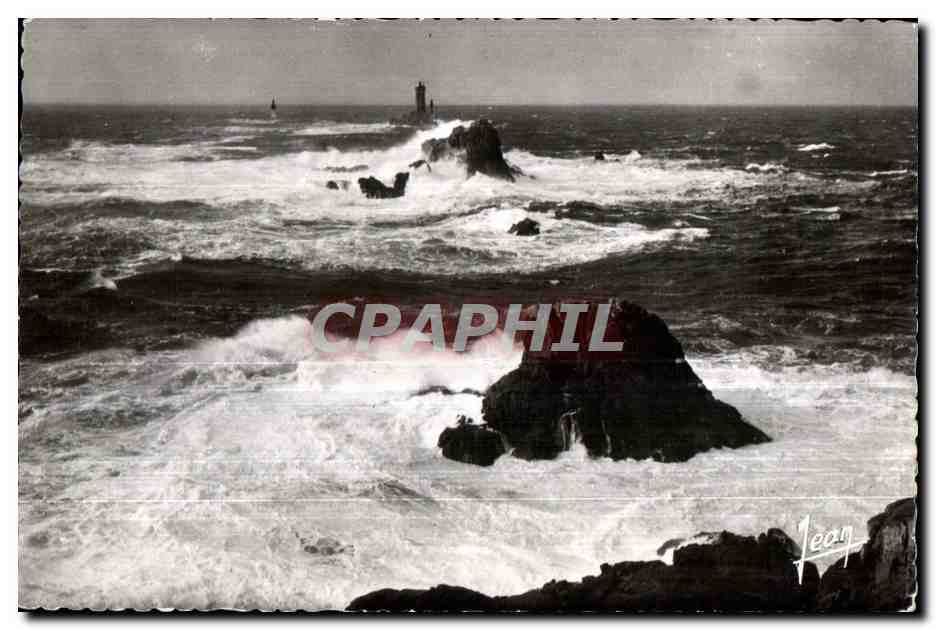 CPA La Bretagne La Pointe Du Raz (Finistere) Phare de la Vieille Tempete sur le Raz de Sein