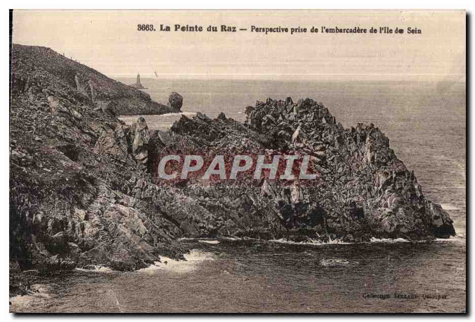 CPA La Pointe Du Raz Perspective Prise de l embarcadere de l Ile de Sein