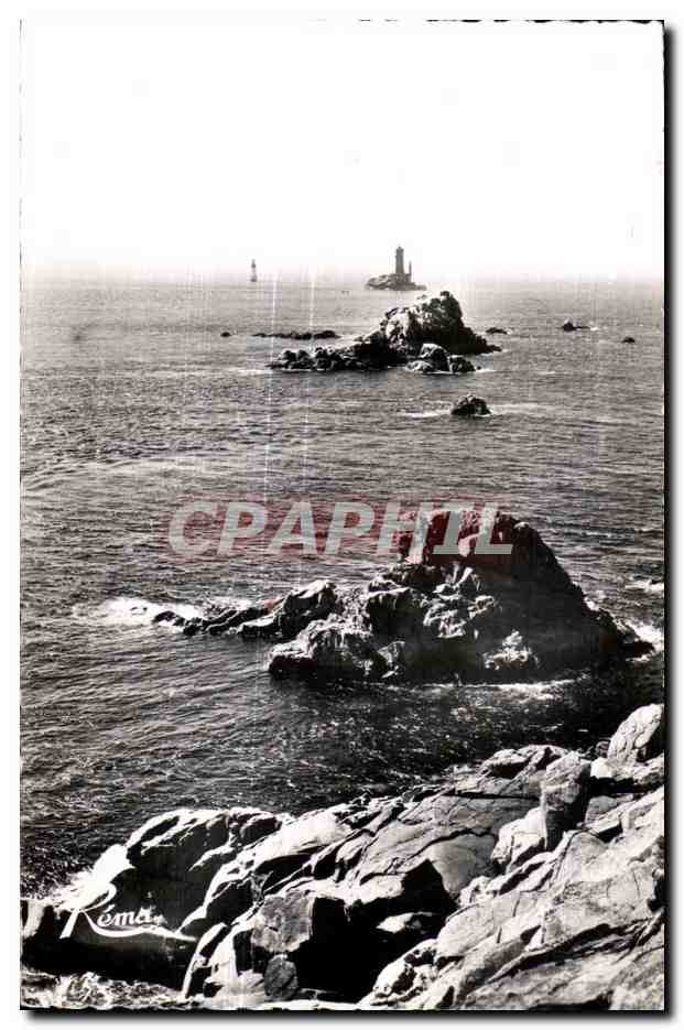 CPA Pointe du Raz La (Finistere) Le Phare de la Vieille Au fond l lle de Sein