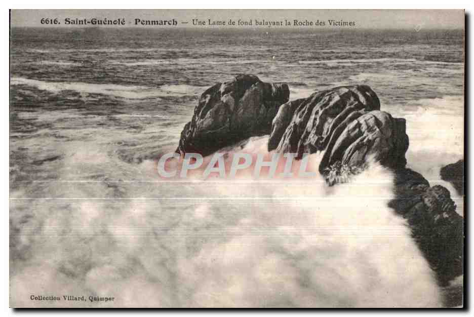 CPA Saint Guenole Penmarch Une Lame de fond balayant la Roche des Victimes