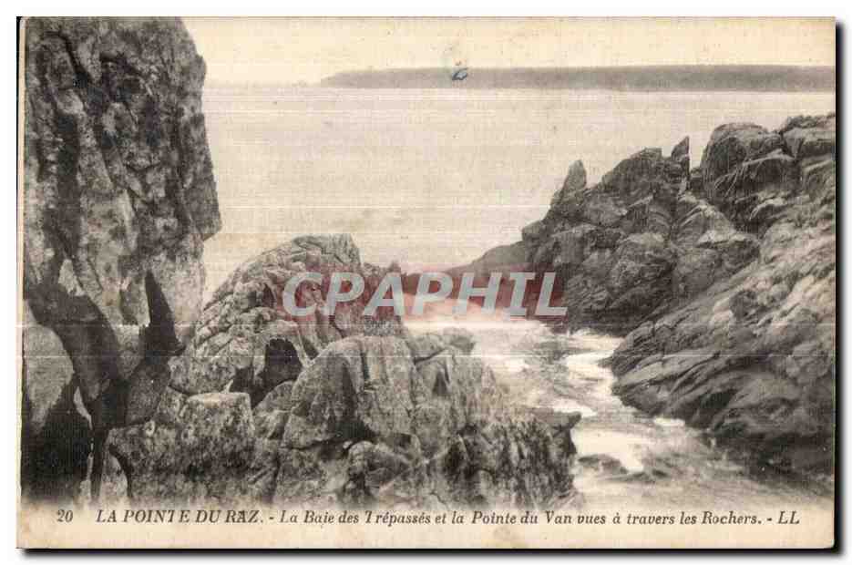 La Pointe du Raz - La Baie des Trépassés et la Pointe du Van vues à travers les Rochers - LL