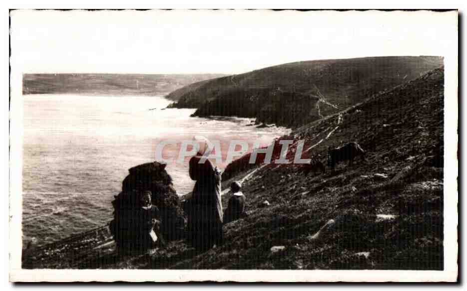 CPSM Scenes et types bretons Tricoteuses a la Pointe Du Raz et Baie des Trepasses