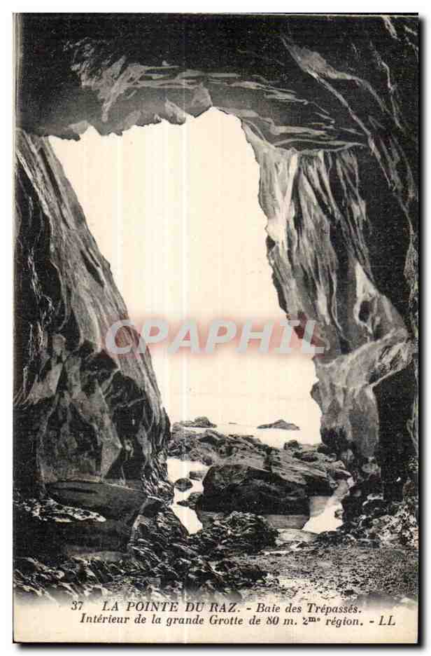 CPA Pointe du Raz Baie des Trepasses Interieur de la grande Grotte de 80 m region